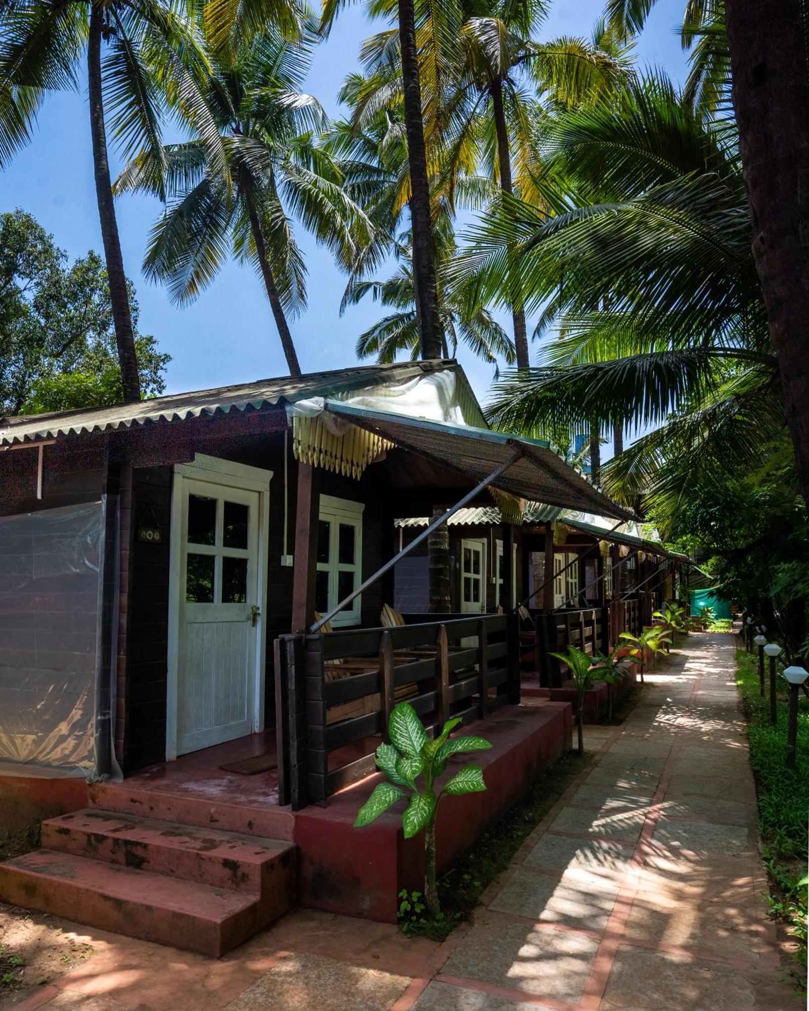 Lotus Feet Beach Resort Morjim Exterior foto