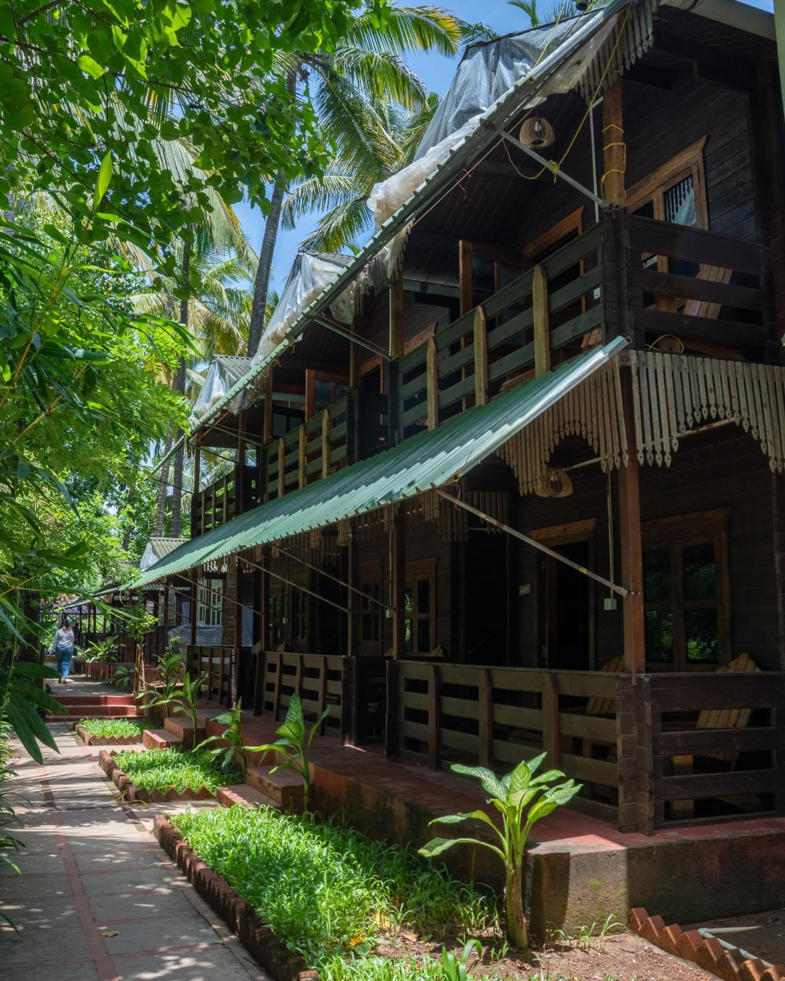 Lotus Feet Beach Resort Morjim Exterior foto